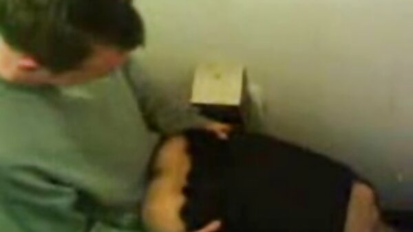 Jalang kurus mendapat pussy ketat beliau video awek lucah fucked oleh rakannya