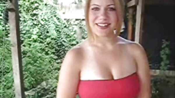 Poker bertukar menjadi pelucutan MILF berambut lucah bigo perang seksi yang super awek