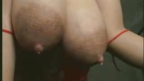 Nympho berambut perang dengan lekuk yang bagus mempunyai batang pelir idea yang bagus untuk menikmati analfuck