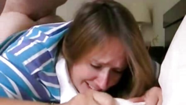 Jalang gelaran batang pelir berambut gelap menikmati fuck fetish keras dengan orang aneh