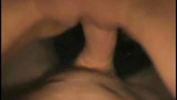 Duduk di atas kerusi, gadis patuh video lucah malam pertama mendapat peluang untuk mengetahui perkara BDSM