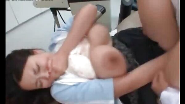 Kepala hitam video cikgu lucah berambut pendek Salma menghisap alat yang kaku dan panas dengan penuh semangat