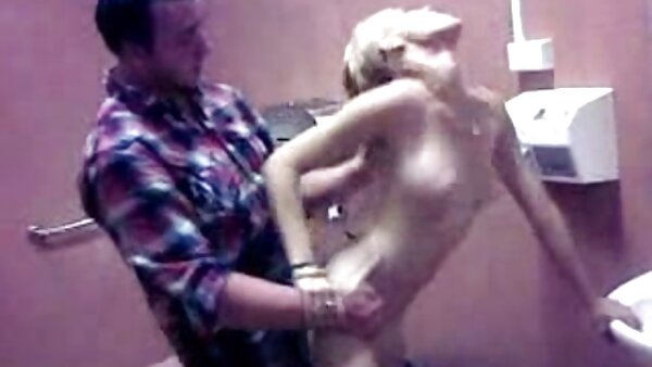 Si rambut coklat slutty dan miang video lucah 2019 bermain dengan farajnya yang basah