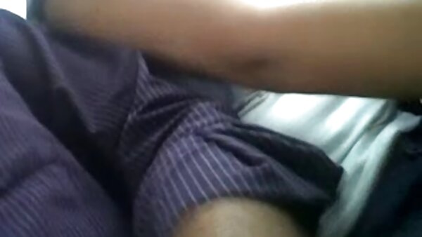 Si rambut coklat seksi dengan rak bagus suka meniup batang besar untuk air bigo live lucah mani