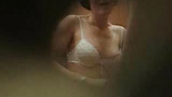 Petite si rambut coklat video lucah budak melayu jalang mendapat pantat fucked dalam cowgirl pose selepas beruap BJ