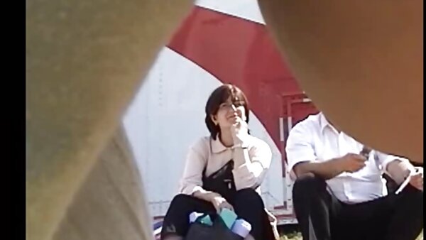 Si rambut coklat sawo budak sekolah kena jolok matang kuncir Miranda mengambil batang gemuk dalam twat untuk perjalanan panas