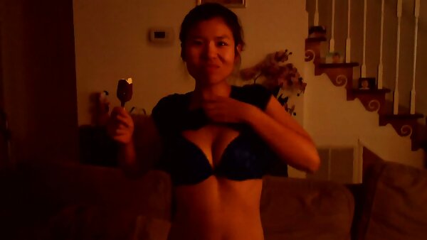 Cantik kawaii Jepun yang menawan meletakkan jari di bawah seluar dalam tengok video sex untuk menggeletek kemaluan