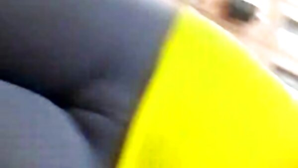 Seksi dan terangsang berumur lapan belas tahun sedang menikmati seks konek ayam sabung besar ditembusi ke dalam pussies mereka