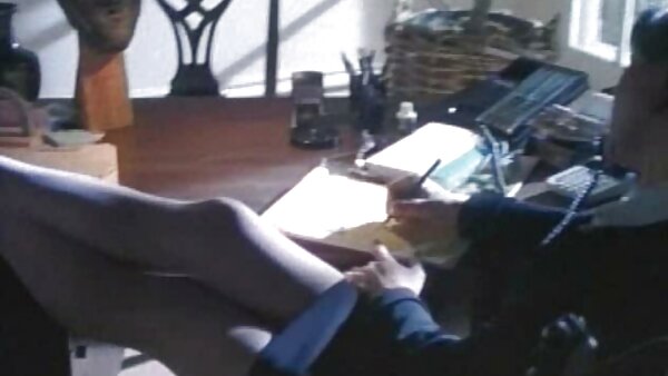 Cantik dan super seksi si rambut coklat laman web video lucah babe menunggang zakar besar