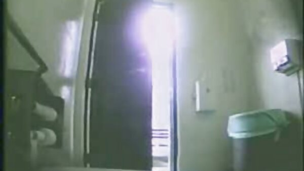 Tiga pelacur seks lucah video remaja pucat dan langsing menunggang batang yang kuat di pesta rumah