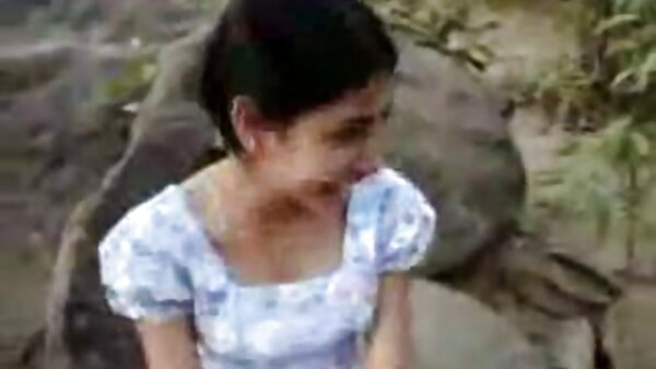 MILF berambut pendek keriting mengambil video seks pelajar sekolah batang ceroboh panjang jauh di dalam duburnya yang lapar